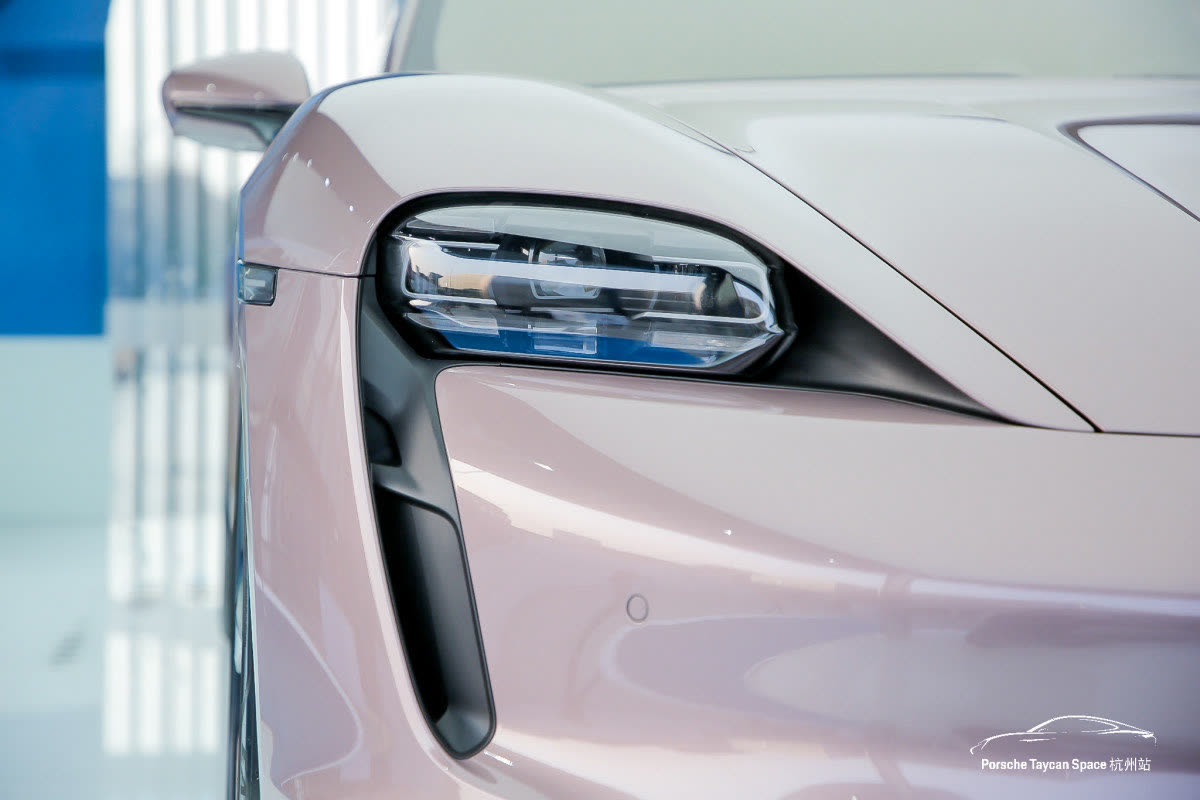 Porsche Taycan Space